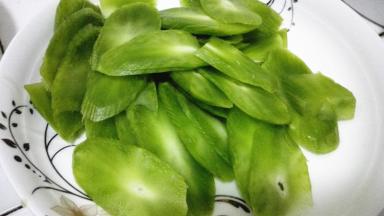 莴笋去皮洗净，切成片状