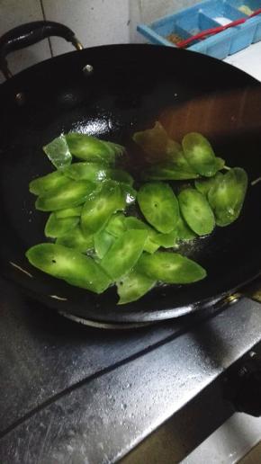 放入莴笋片，翻炒均匀
