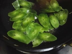 放入莴笋片，翻炒均匀