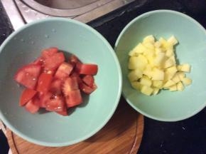 土豆去皮，和番茄一起用流水洗好后切小块