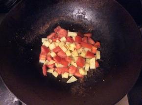 炒锅烧热，把土豆倒入锅中翻炒，2-3分钟后倒入番茄丁一起翻炒，炒软后关火