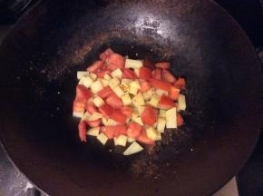 炒锅烧热，把土豆倒入锅中翻炒，2-3分钟后倒入番茄丁一起翻炒，炒软后关火