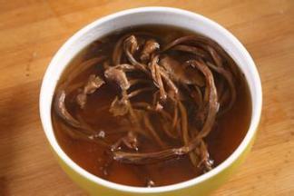 茶树菇用淡盐水浸泡，洗净备用