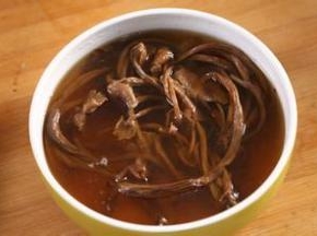 茶树菇用淡盐水浸泡，洗净备用