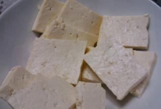 豆腐切片、青椒切片