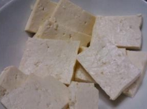 豆腐切片、青椒切片