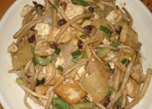 加入适量的蚝油和水，炒匀后转小火烧入味，放上少许盐调味，翻炒几下出锅