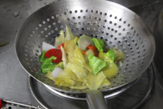 先用热水将潮州酸菜和红椒片，青椒片焯熟然后捞出备用。