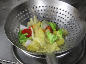 先用热水将潮州酸菜和红椒片，青椒片焯熟然后捞出备用。