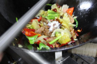 最后加入蚝油，鸡精，白糖，白胡椒粉，少许盐和白醋.继续翻炒30秒就可以出锅了。