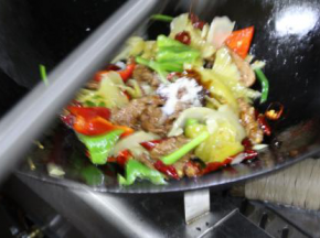 最后加入蚝油，鸡精，白糖，白胡椒粉，少许盐和白醋.继续翻炒30秒就可以出锅了。