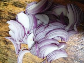 洋葱剥去外壳清水洗净，用刀剖成两半，再切条状