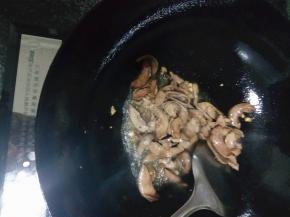 锅中热油，将猪肝倒进锅中快速翻炒，一定要快，保证猪肝的鲜嫩，炒熟后出锅