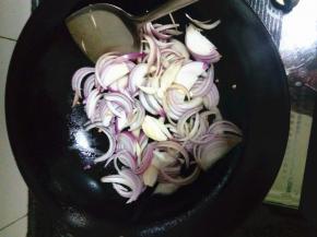 洋葱倒入锅中翻炒，炒断生后把猪肝倒进去，放盐翻炒均匀后出锅