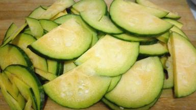 南瓜洗净切成片状，大蒜拍扁待用