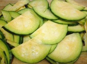 南瓜洗净切成片状，大蒜拍扁待用