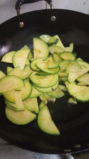 锅内放少量的油，油温变热放入南瓜翻炒