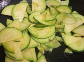 锅内放少量的油，油温变热放入南瓜翻炒