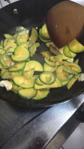 南瓜变软之后加入少许盐调味