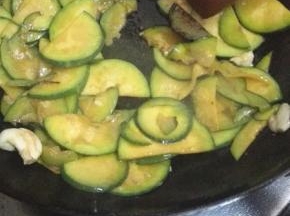 南瓜变软之后加入少许盐调味