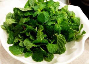 新鲜的薄荷叶洗净沥干切成碎末