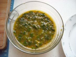 鸡蛋打散，把切好的薄荷叶放入，加入少许盐和糖搅匀