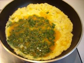 油锅烧热倒入蛋液，迅速翻炒至凝固后出锅