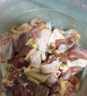 半只鸡清洗干净且成小块，用少量的料酒和盐腌制10分钟