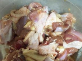 半只鸡清洗干净且成小块，用少量的料酒和盐腌制10分钟