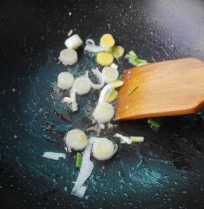 锅内放油，油热之后放入葱姜爆香