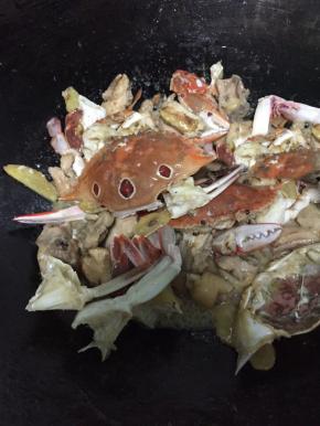 放入切好的花蟹，放入适量的胡椒粉翻炒均匀