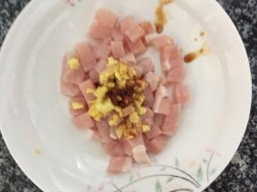 猪肉洗净切丁，加姜粒和少许豆瓣酱搅拌腌味