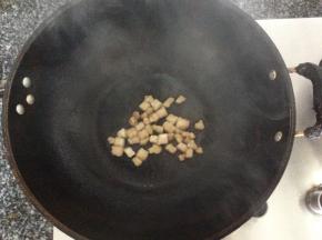 锅中少油，先将肥肉入锅煸干出油