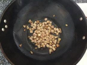 肥肉炒成焦脆后倒入瘦肉翻炒，炒熟后出锅