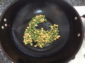 把豌豆和玉米粒洗净沥干，倒入锅中翻炒