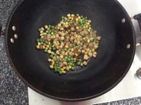 2分钟后倒入炒好的肉丁，加盐调味，炒拌均匀