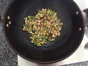 2分钟后倒入炒好的肉丁，加盐调味，炒拌均匀