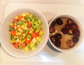 准备好所需要的全部食材，蔬菜洗干净，香菇浸泡后切成丁状