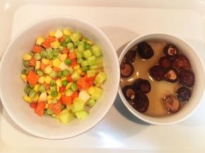 准备好所需要的全部食材，蔬菜洗干净，香菇浸泡后切成丁状