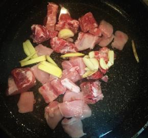 排骨和姜片下锅过水焯一遍
