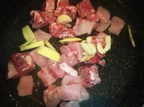 排骨和姜片下锅过水焯一遍