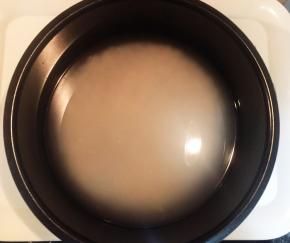 米饭洗净入锅，水位按照平时煮饭的量就可以了