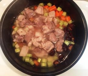 倒入全部的食材，均匀的铺放在电饭锅内