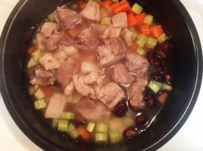 倒入全部的食材，均匀的铺放在电饭锅内
