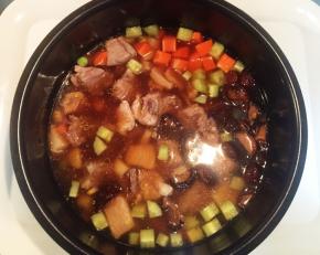 制作调料，取一个小碗，倒入料酒，生抽，一些盐和糖按照个人口味调好，然后倒入锅中开煮