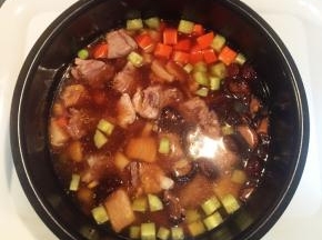 制作调料，取一个小碗，倒入料酒，生抽，一些盐和糖按照个人口味调好，然后倒入锅中开煮