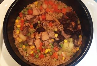 米饭煮好后，调至保温档焖10分钟就可以开吃了