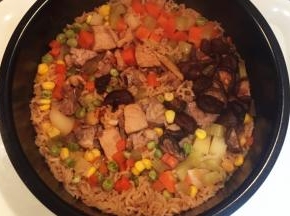 米饭煮好后，调至保温档焖10分钟就可以开吃了