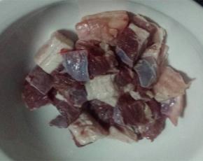 买来的牛肉泡出血水，切成块状