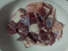 买来的牛肉泡出血水，切成块状